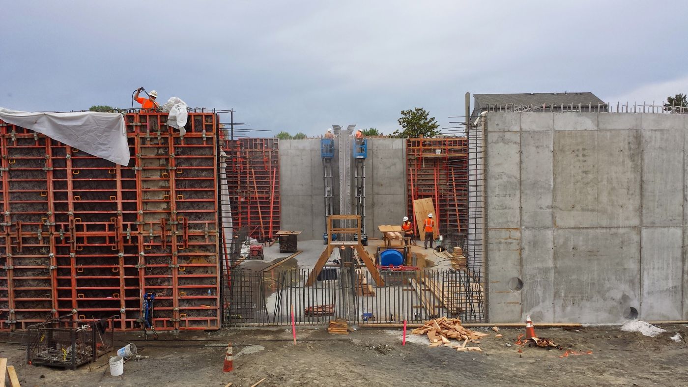 Reservoir wall forming